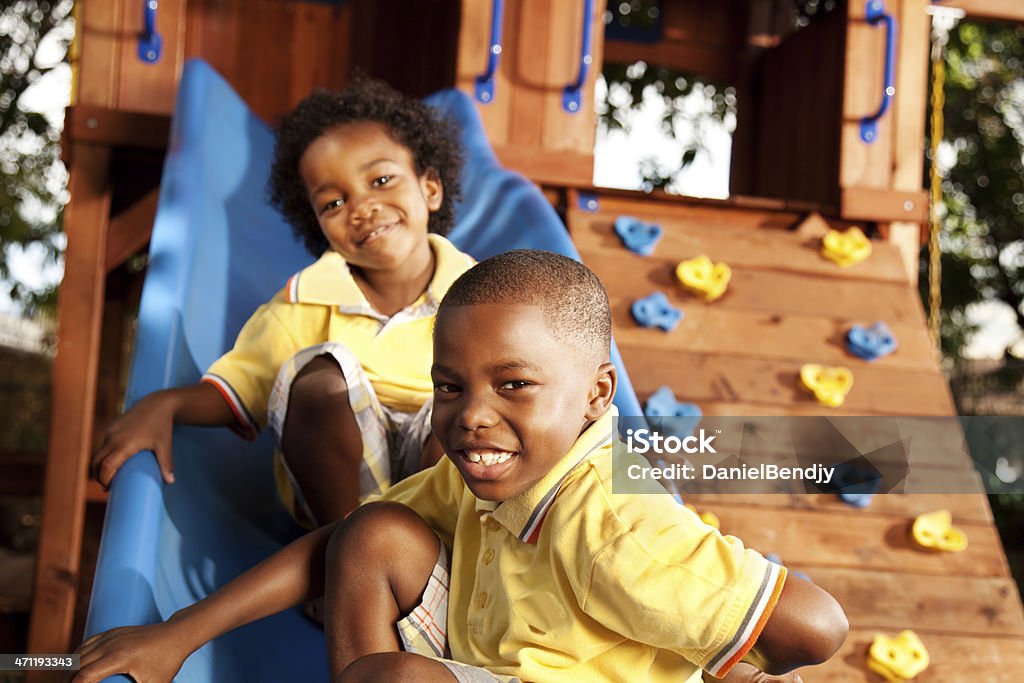 Niños jugando en la diapositiva - Foto de stock de Deslizar libre de derechos