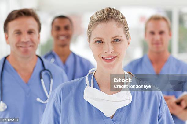 Grupa Uśmiech Personel Medyczny - zdjęcia stockowe i więcej obrazów Młody dorosły - Młody dorosły, Pomoc pielęgniarska, Praca zespołowa
