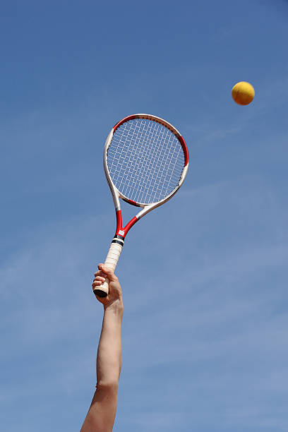 raqueta de tenis y la pelota - athlete flying tennis recreational pursuit fotografías e imágenes de stock