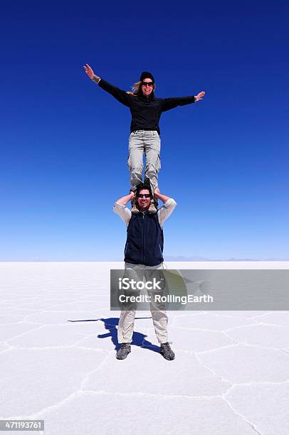 Photo libre de droit de Arborant Sur Les Salt Flats banque d'images et plus d'images libres de droit de Salar de Uyuni - Salar de Uyuni, Tous types de couple, Acrobate