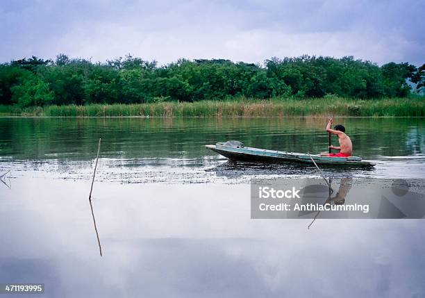 Homem Em Remar Um Barco De Madeira Rio Na Tailândia - Fotografias de stock e mais imagens de Adulto