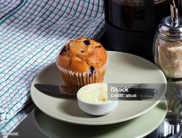 Muffin Z Jagodami - zdjęcia stockowe i więcej obrazów Ciasto - Ciasto, Czarna jagoda, Fotografika