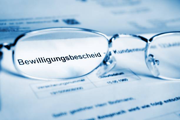 istock Bewilligungsbescheid- glasses on german document 471194327