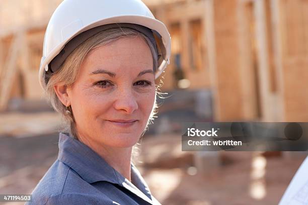 工事現場でプロフェッショナルな女性xxl - 1人のストックフォトや画像を多数ご用意 - 1人, アウトフォーカス, エンジニア