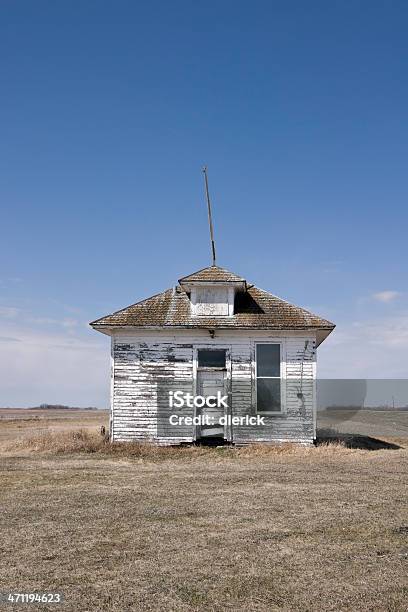 Anteriores De Un País Edificio De Escuela Foto de stock y más banco de imágenes de Aislado - Aislado, Arquitectura, Arquitectura exterior