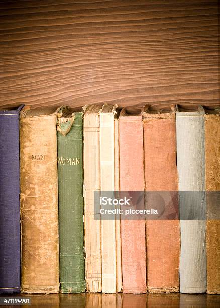 Antiguidade Livros Na Estante De Livro - Fotografias de stock e mais imagens de Adulto - Adulto, Antigo, Antiguidade