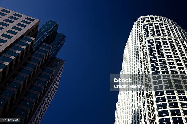 Foto de Arquitetura Moderna e mais fotos de stock de Alto - Descrição Geral - Alto - Descrição Geral, Arranha-céu, Azul