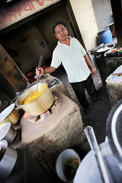 india los trabajadores: el dhabba - developing countries small business india owner fotografías e imágenes de stock