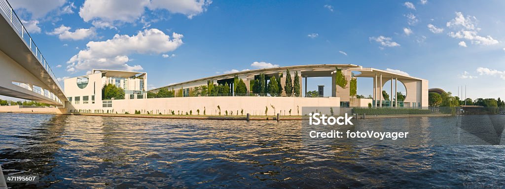 Берлин летом панорама реки Шпрее - Стоковые фото Ведомство федерального канцлера роялти-фри