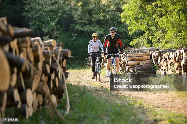 Bicicleta De Equitação - Fotografias de stock e mais imagens de A caminho - A caminho, Adulto, Amizade