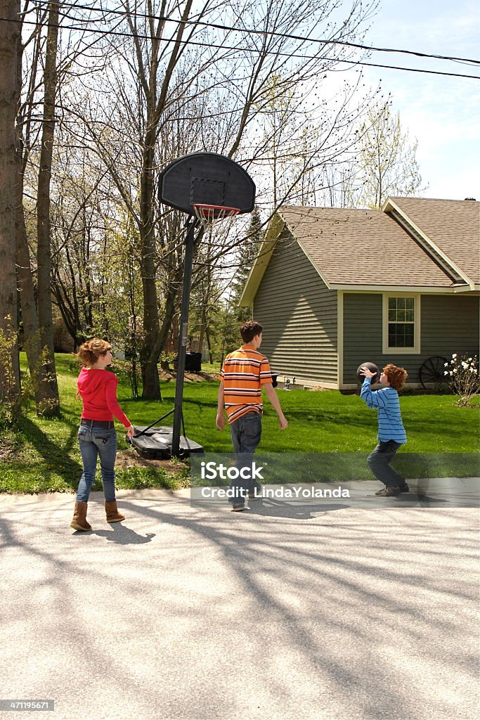 Дети, играя в баскетбол - Стоковые фото Баскетбол роялти-фри