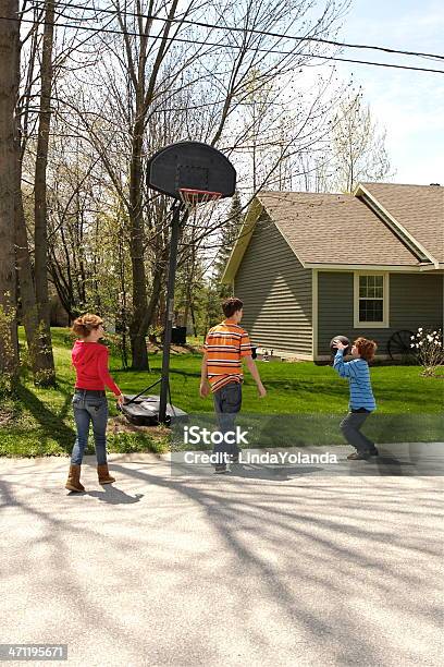 Дети Играя В Баскетбол — стоковые фотографии и другие картинки Баскетбол - Баскетбол, Баскетбольный мяч, Бросать