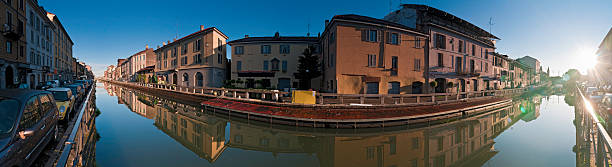 milano navigli raggio di sole ville riflettono - morning italy shadow sunlight foto e immagini stock