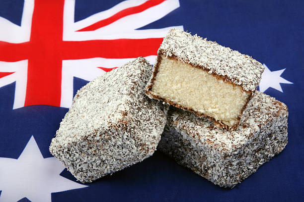 australian lamingtons sur drapeau australien - lamingtons photos et images de collection