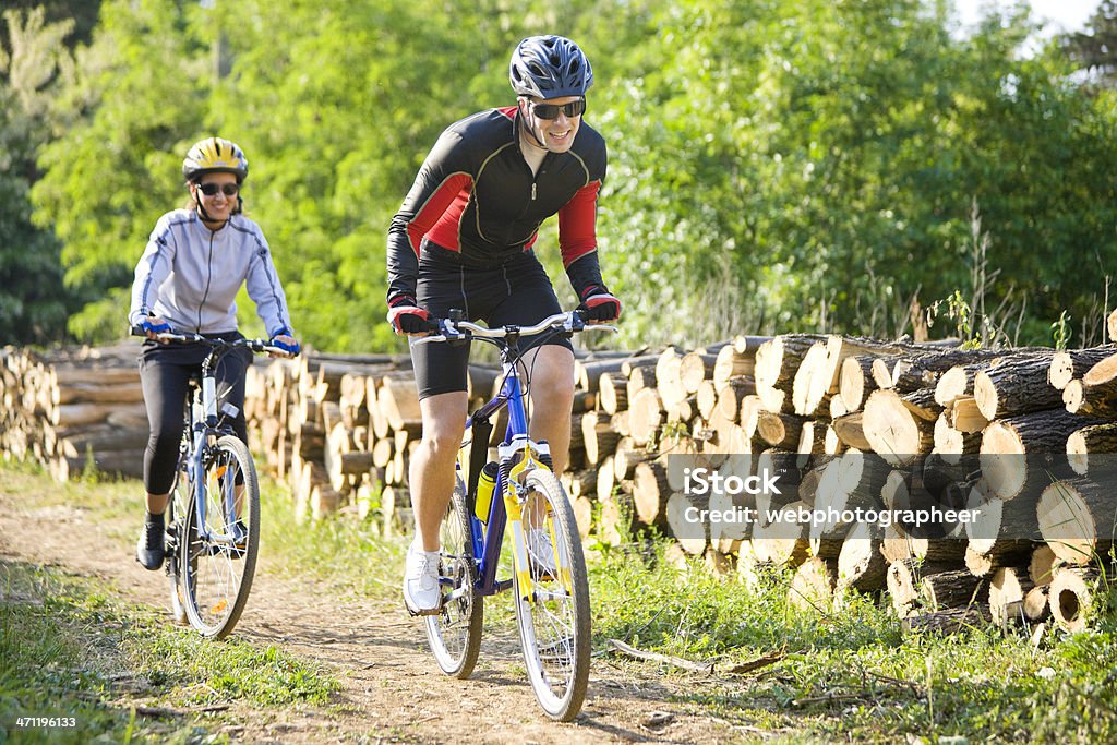 Escursioni in bicicletta insieme - Foto stock royalty-free di Ciclismo