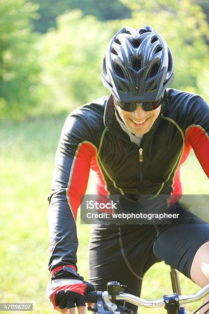 Sorridente Mountain Biker - Fotografias de stock e mais imagens de A caminho - A caminho, Adulto, Andar de Bicicleta de Montanha