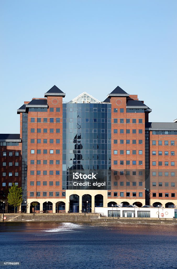 Современный Набережная Office фасад с прозрачный небесно-голубой - Стоковые фото Англия роялти-фри