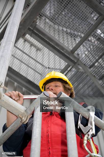 Riparatore Meccanico Al Lavoro E Con I Suoi Strumenti - Fotografie stock e altre immagini di Cadere