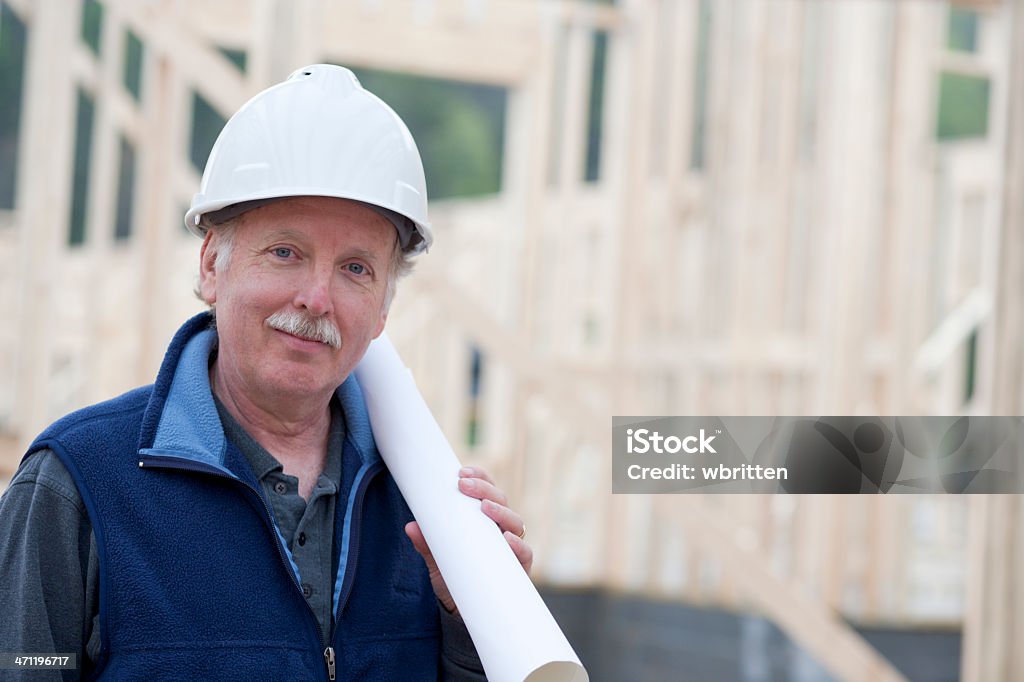 Homem trabalhando na construção de site (XXL - Foto de stock de Capacete de Obra royalty-free