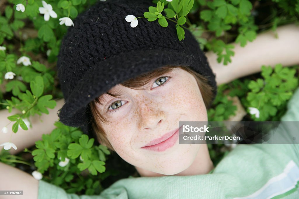 Hermoso niño descansar en Wildflowers- anémona - Foto de stock de 10-11 años libre de derechos