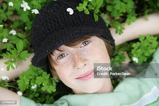 Hermoso Niño Descansar En Wildflowers Anémona Foto de stock y más banco de imágenes de 10-11 años - 10-11 años, Aire libre, Alegre