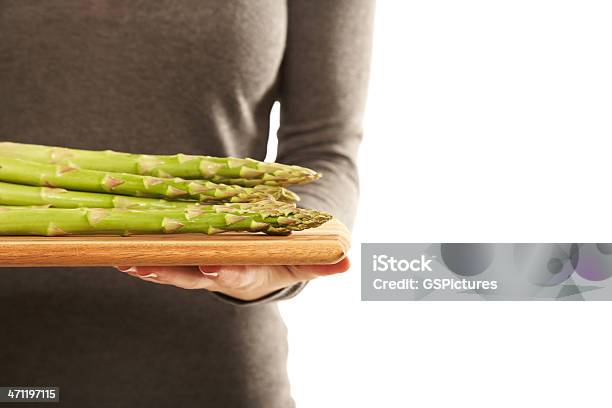 Donna Che Tiene Un Vassoio Pieno Di Asparagi Verdi Fresche - Fotografie stock e altre immagini di 20-24 anni