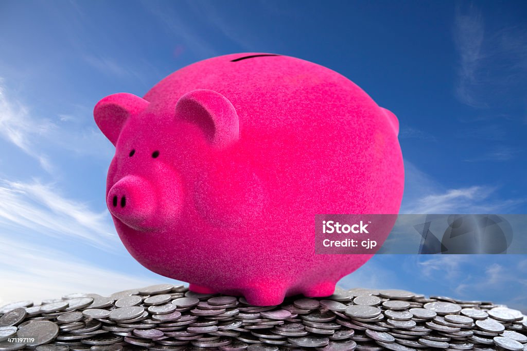 Super DESCONTOS crescimento Piggy Bank em dinheiro para a montanha - Foto de stock de Amontoamento royalty-free