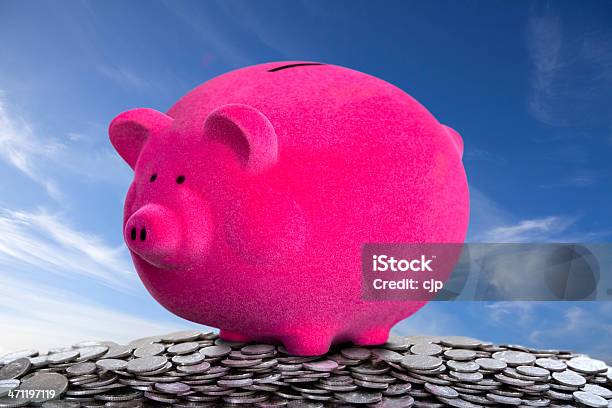 Foto de Super Descontos Crescimento Piggy Bank Em Dinheiro Para A Montanha e mais fotos de stock de Amontoamento