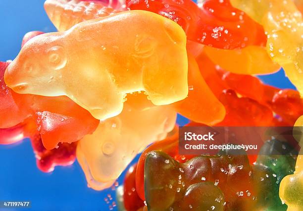 Goma Em Forma De Ursos Sobre Fundo Azul - Fotografias de stock e mais imagens de Goma em Forma de Urso - Goma em Forma de Urso, Alcaçuz, Alimentação Não-saudável