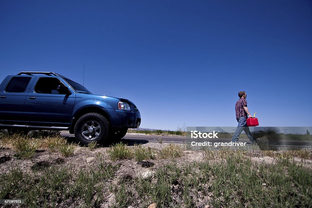 Homme de carburant peut marcher avec - Photo de Pas d'essence libre de droits