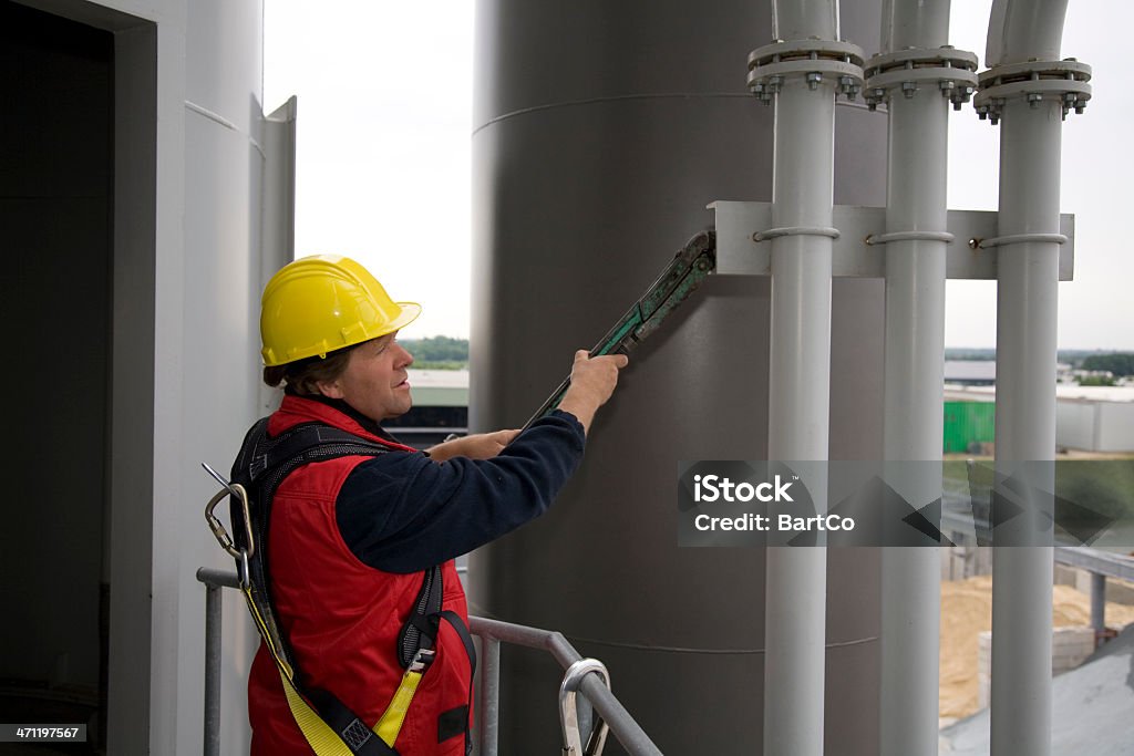 Handwerker und Mechaniker bei der Arbeit mit seinem tools. - Lizenzfrei Arbeiten Stock-Foto