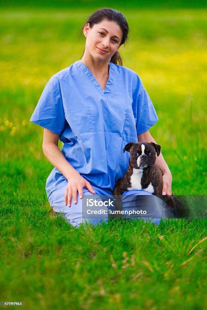 Veterinario Tech con piccolo Cane di razza - Foto stock royalty-free di Ambientazione esterna