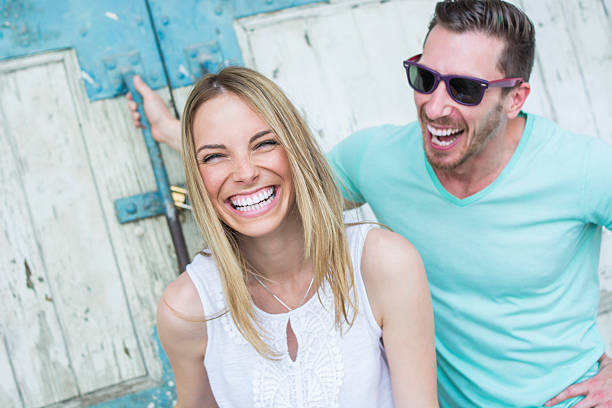 sorridere! - heterosexual couple foto e immagini stock