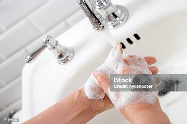 Foto de Limpar As Mãos Com Sabão e mais fotos de stock de Banheiro - Estrutura construída - Banheiro - Estrutura construída, Banheiro doméstico, Barra de sabão