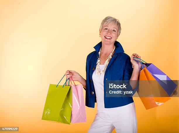 가진 여자 노인 선물 가방에 대한 스톡 사진 및 기타 이미지 - 가방, 고객, 나름