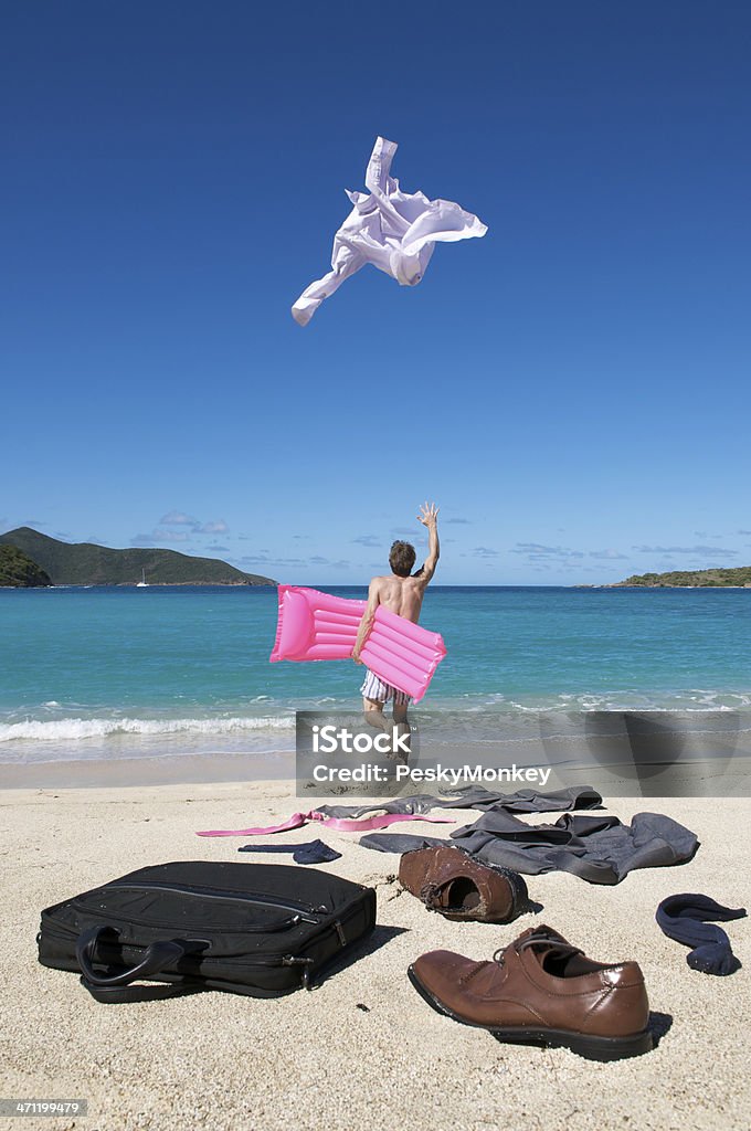 Spensieratezza uomo d'affari corre in vacanza lanciare completo sulla spiaggia - Foto stock royalty-free di Vacanze