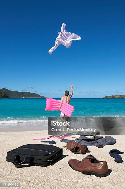 Spensieratezza Uomo Daffari Corre In Vacanza Lanciare Completo Sulla Spiaggia - Fotografie stock e altre immagini di Vacanze