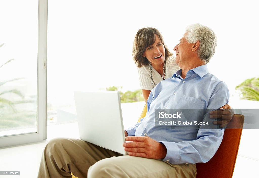 Casal maduro, usando um laptop - Foto de stock de 55-59 anos royalty-free