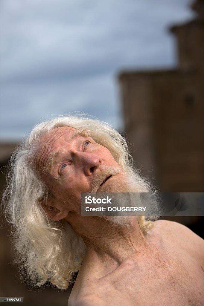 Senhor idoso olhando para o céu - Foto de stock de Abaixo do peso royalty-free