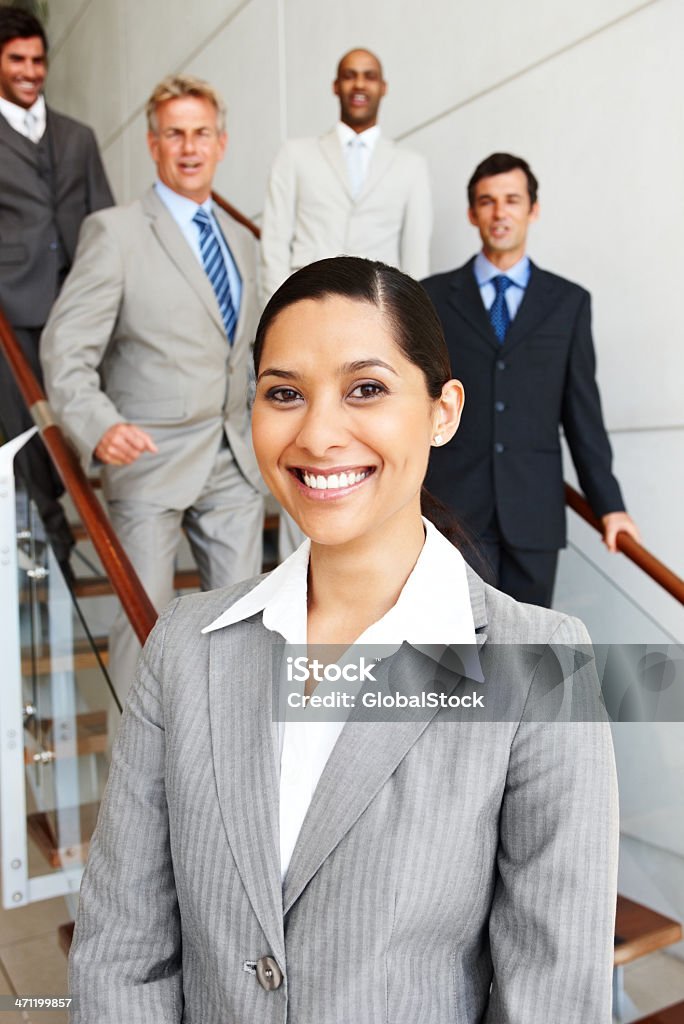 Feliz Mulher de negócios com os colegas no fundo - Royalty-free Escadaria Foto de stock