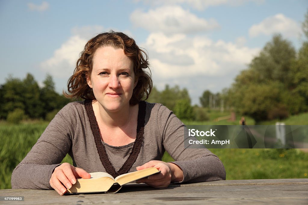 Frau liest ein Buch im Freien - Lizenzfrei 30-34 Jahre Stock-Foto