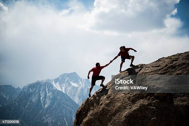 Helfende Wanderer Stockfoto und mehr Bilder von Berg - Berg, Klettern, Mithilfe