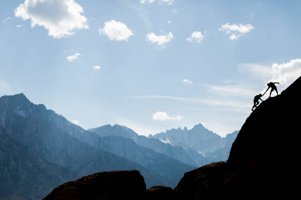 aiutare gli scalatori - climbing mountain climbing rock climbing moving up foto e immagini stock