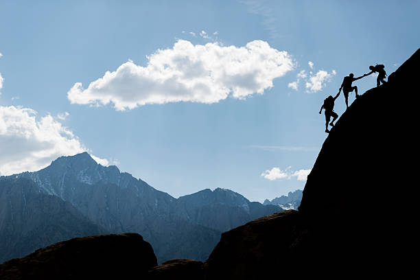 trois grimpeurs - mountain climbing rock climbing motivation awe photos et images de collection