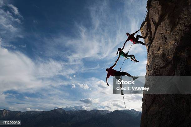 Extreme Abseilen Stockfoto und mehr Bilder von Zusammenarbeit - Zusammenarbeit, Vertrauen, Klettern