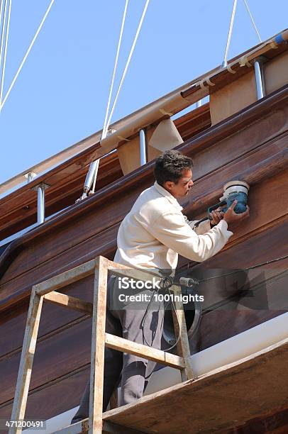 Foto de Reparo Do Navio e mais fotos de stock de Adulto - Adulto, Barco a Vela, Barco a remo