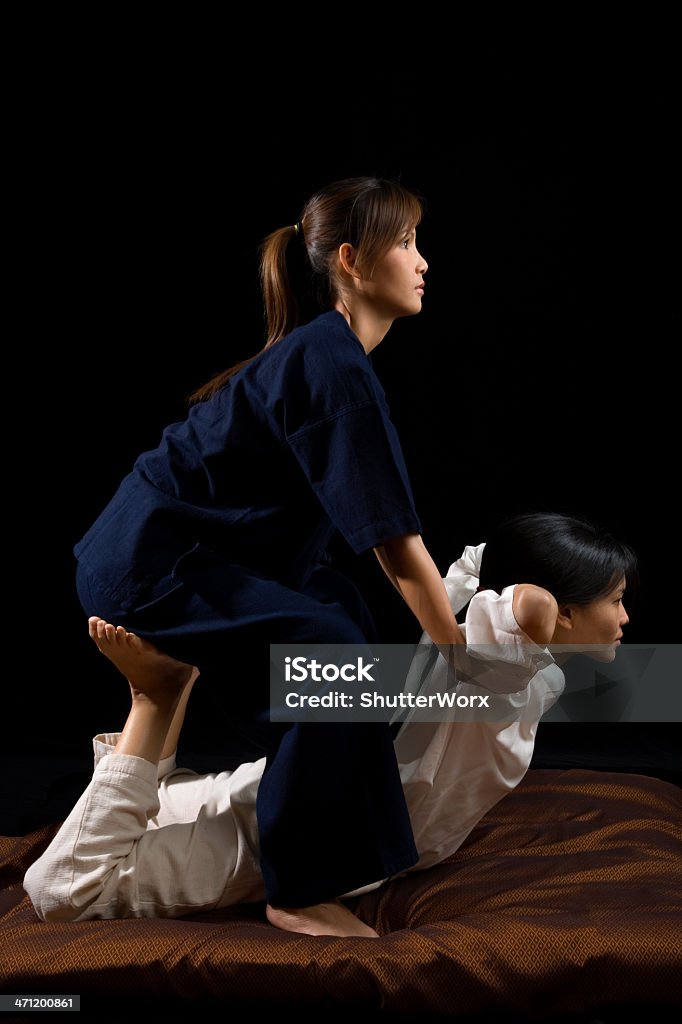Massagem tradicional tailandesa - Foto de stock de Cultura Tailandesa royalty-free