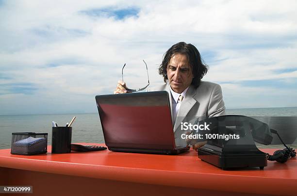 Hombre De Negocios Trabajando En La Playa Foto de stock y más banco de imágenes de 35-39 años - 35-39 años, Adulto, Adulto de mediana edad