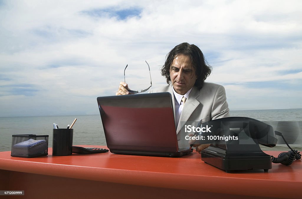 Uomo d'affari che lavorano sulla spiaggia - Foto stock royalty-free di 35-39 anni