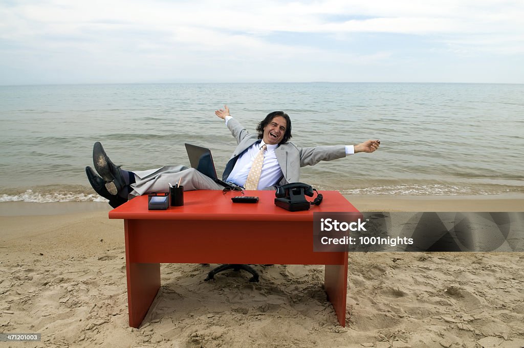 Biznesmen działa na plaży - Zbiór zdjęć royalty-free (35-39 lat)